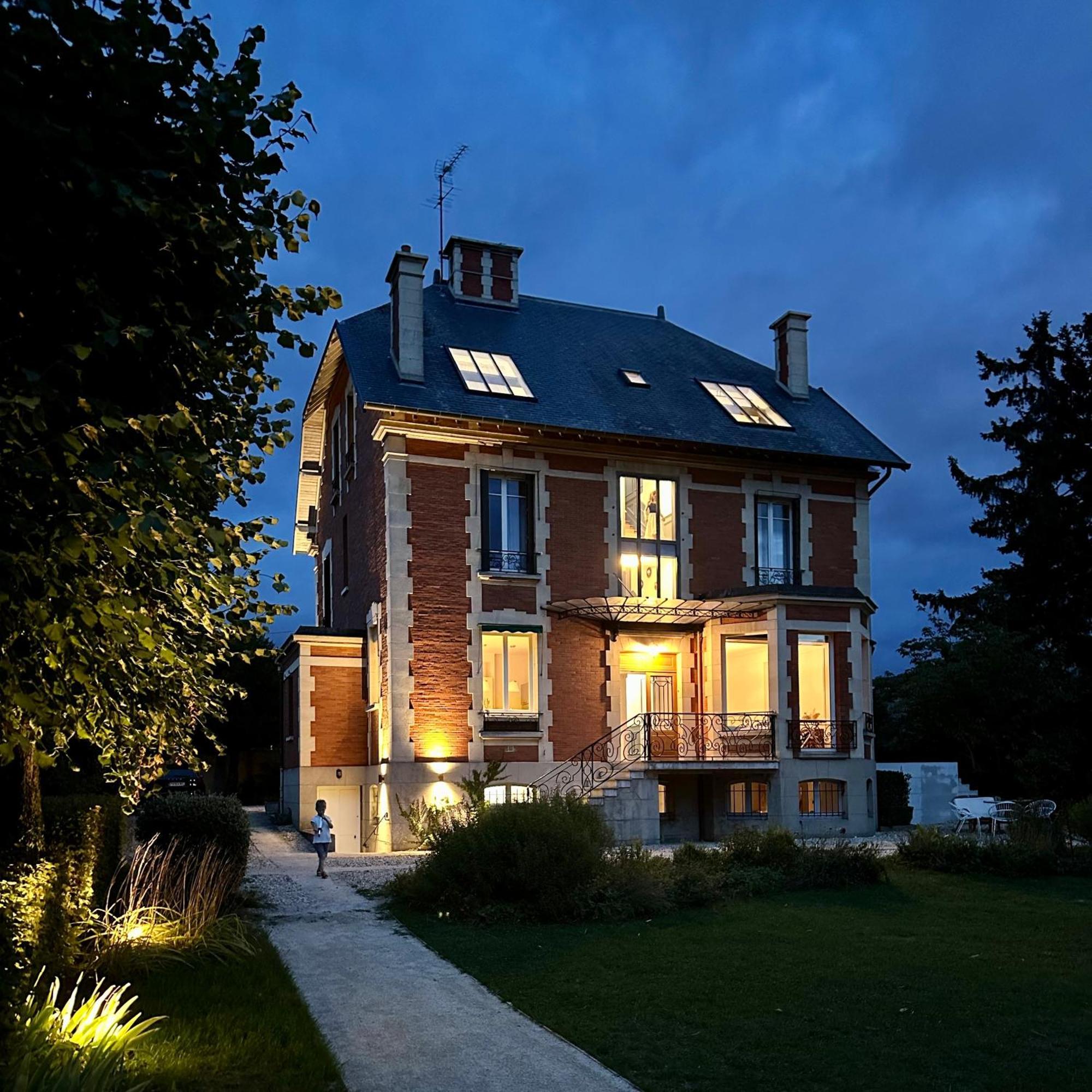 La Grande Maison Lgm Lesches Bagian luar foto
