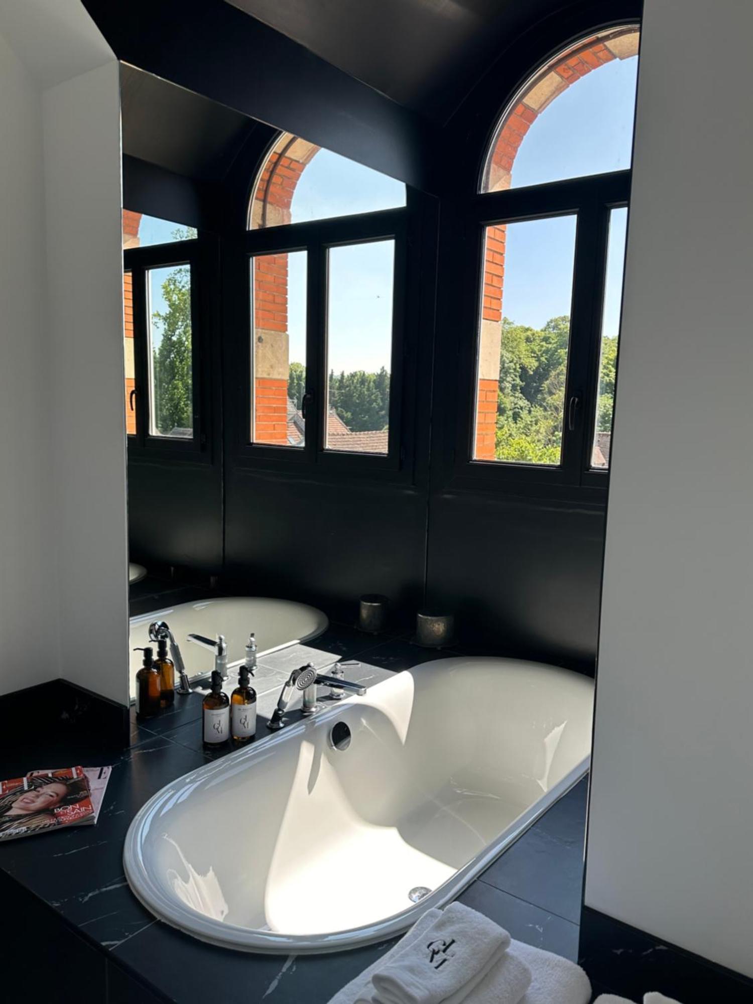 La Grande Maison Lgm Lesches Bagian luar foto